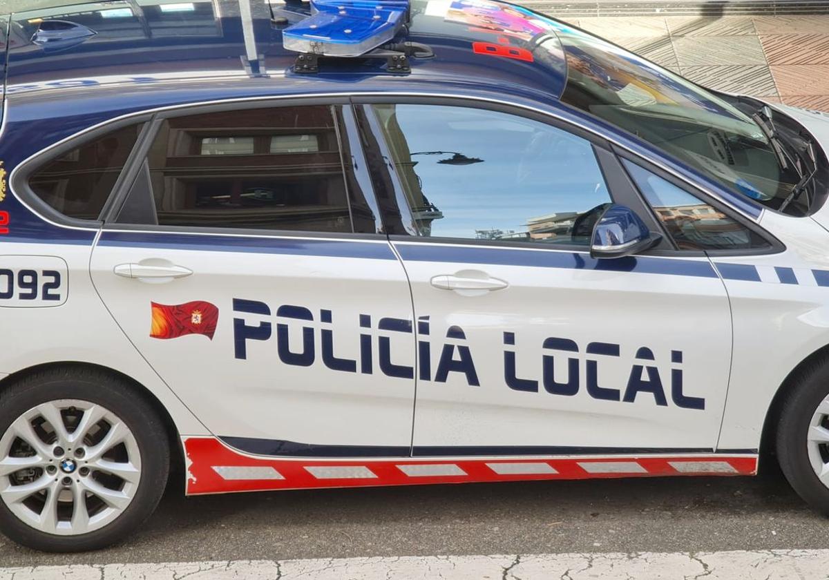 La Policía Local de León intervino en un paso de peatones para hacer un control de su uso.