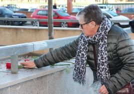 La madre de uno de los mineros fallecidos coloca seis rosas rojas en la primera jornada del juicio.