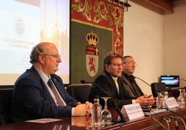 El presidente del Consejo Económico y Social de Castilla y León, Enrique Cabero Moirán, con el decano de la Facultad de derecho, Salvador Tarodo y el coordinador de la UVA, José Luis Rojo.