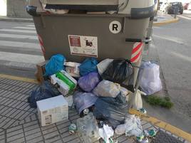 Contededores a rebosar y basura en las calles en el cuarto día de la huelga del servicio en Ponferrada.