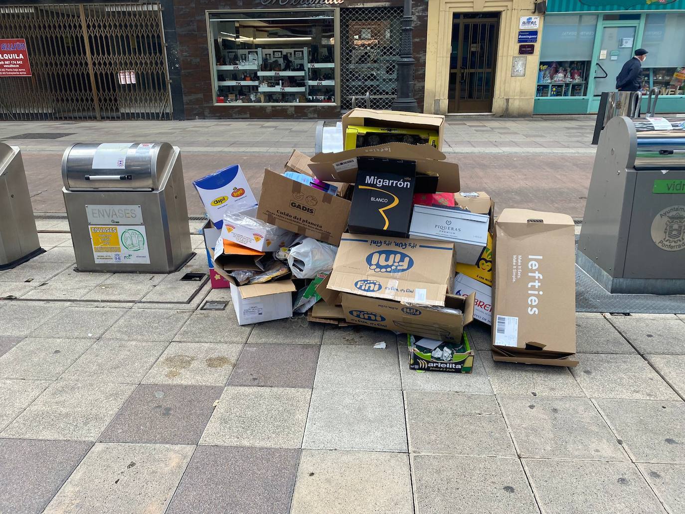 La basura ocupa las calles en Ponferrada