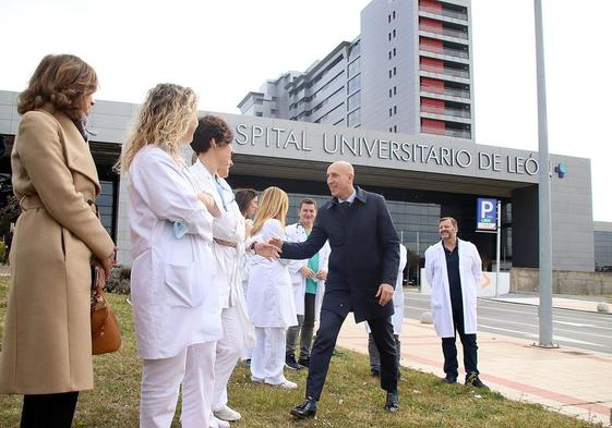 El alcalde de León, José Antonio Diez, y el presidente del Colegio de Médicos de León, José Luis Díaz Villarig, presiden el homenaje al personal sanitario y a las víctimas del COVID-19