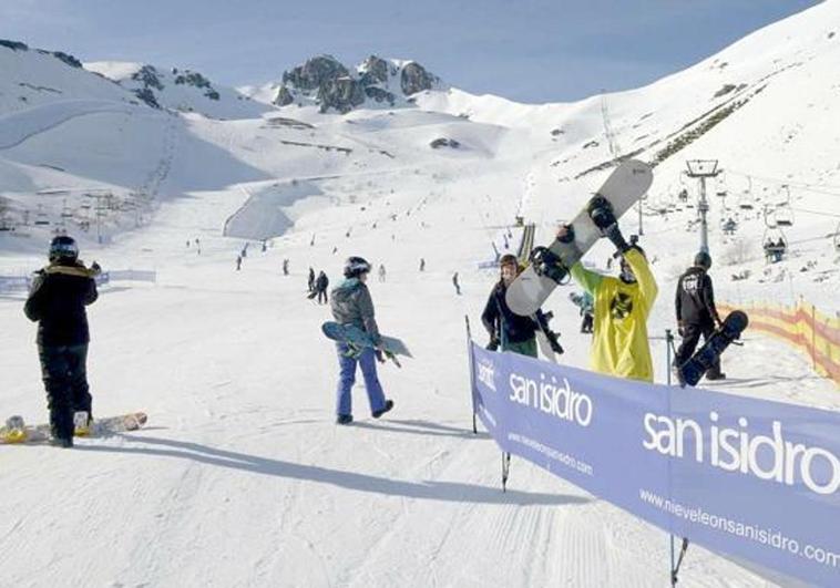 Las altas temperaturas acortan la oferta de esquí en León con solo 10 kilómetros de pistas
