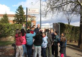 Como una gran fiesta dirigida a los alumnos del CEIP Anejas y a los vecinos del barrio, el Ayuntamiento de León le ha dado nombre al parque del barrio de San Esteban