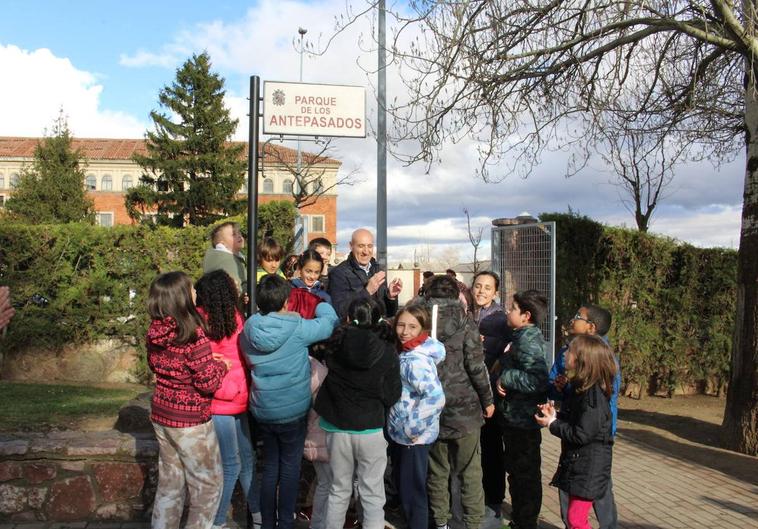 Como una gran fiesta dirigida a los alumnos del CEIP Anejas y a los vecinos del barrio, el Ayuntamiento de León le ha dado nombre al parque del barrio de San Esteban