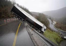 Imagen del camión de grandes dimensiones que quedó suspendido tras el accidente.