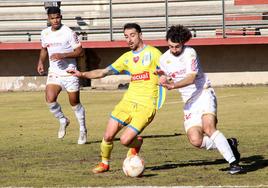 Un jugador del Júpiter y uno de la Arandina luchan por un balón.