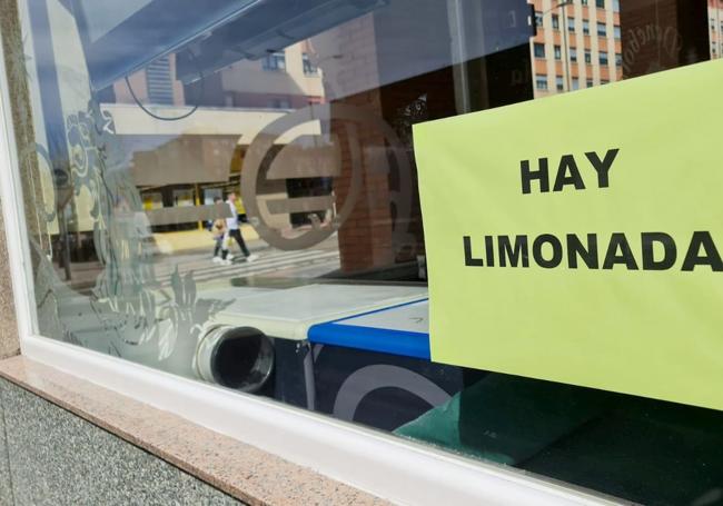 Imagen de un cartel anunciando limonada en un bar de Eras de Renueva, en León capital.