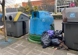 Basura fuera de los contenedores frente al centro comercial El Rosal de Ponferrada.