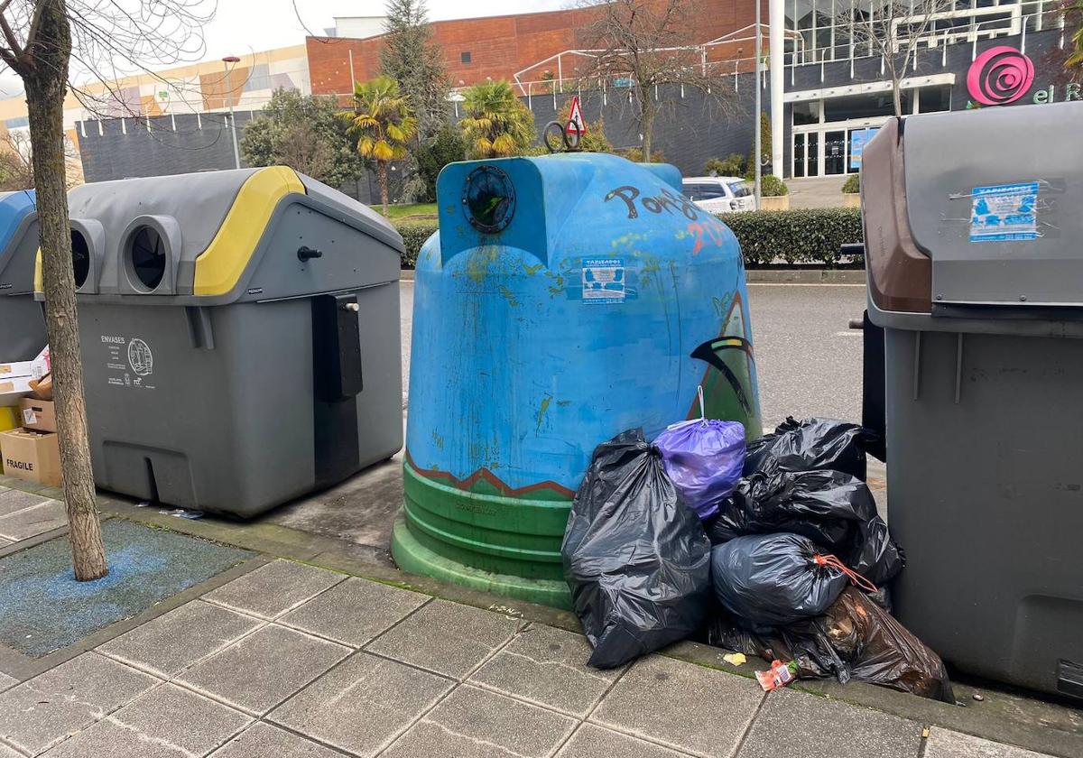 Basura fuera de los contenedores frente al centro comercial El Rosal de Ponferrada.