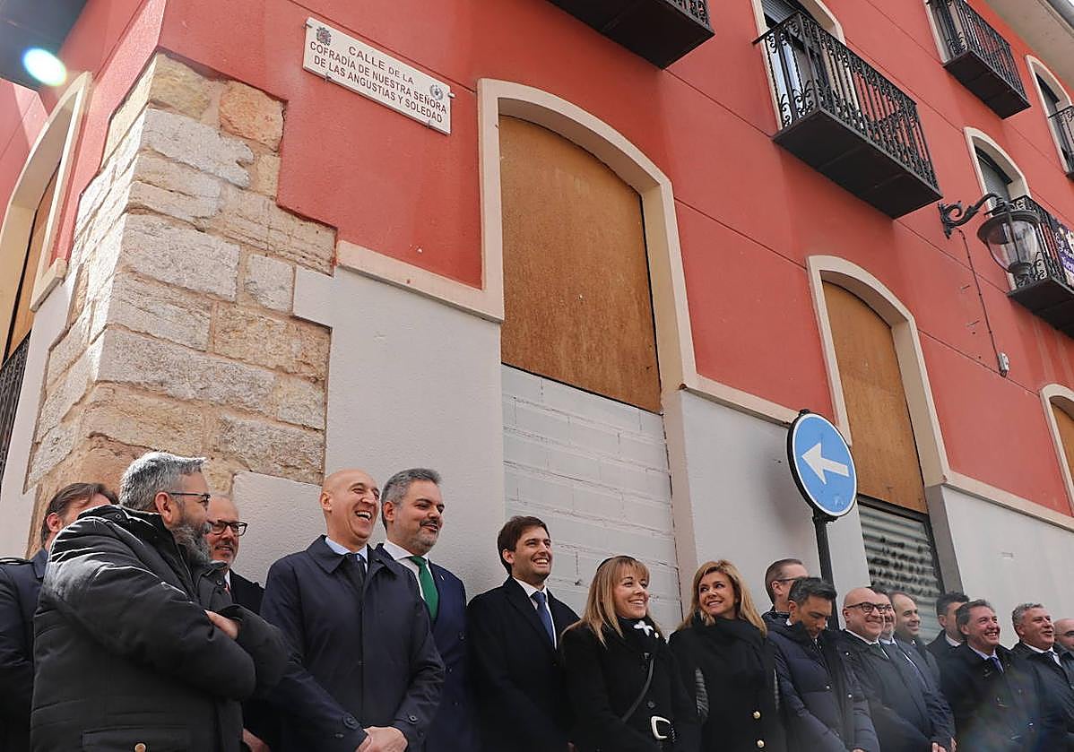 Descubren la placa de la nueva calle dedicada a la Cofradía de Nuestra Señora de las Angustias y Soledad.