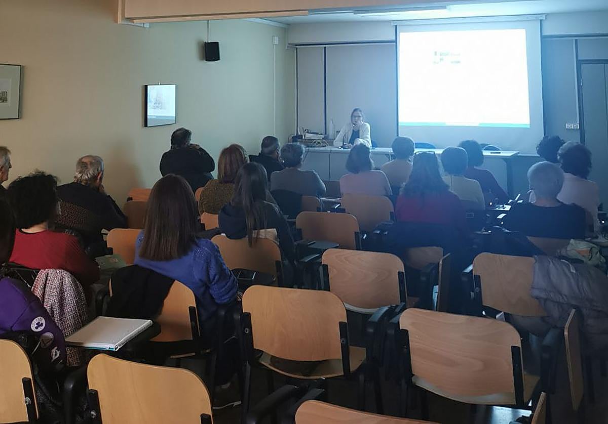 María Ramón Gancedo durante la charla en la Casa de Cultura de Valencia de Don Juan.