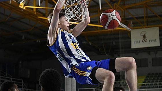 Clinica Ponferrada busca certificar su presencia en la fase de ascenso