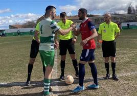 Los capitanes se saludan antes del inicio de la jornada 25 en Tercera RFEF.