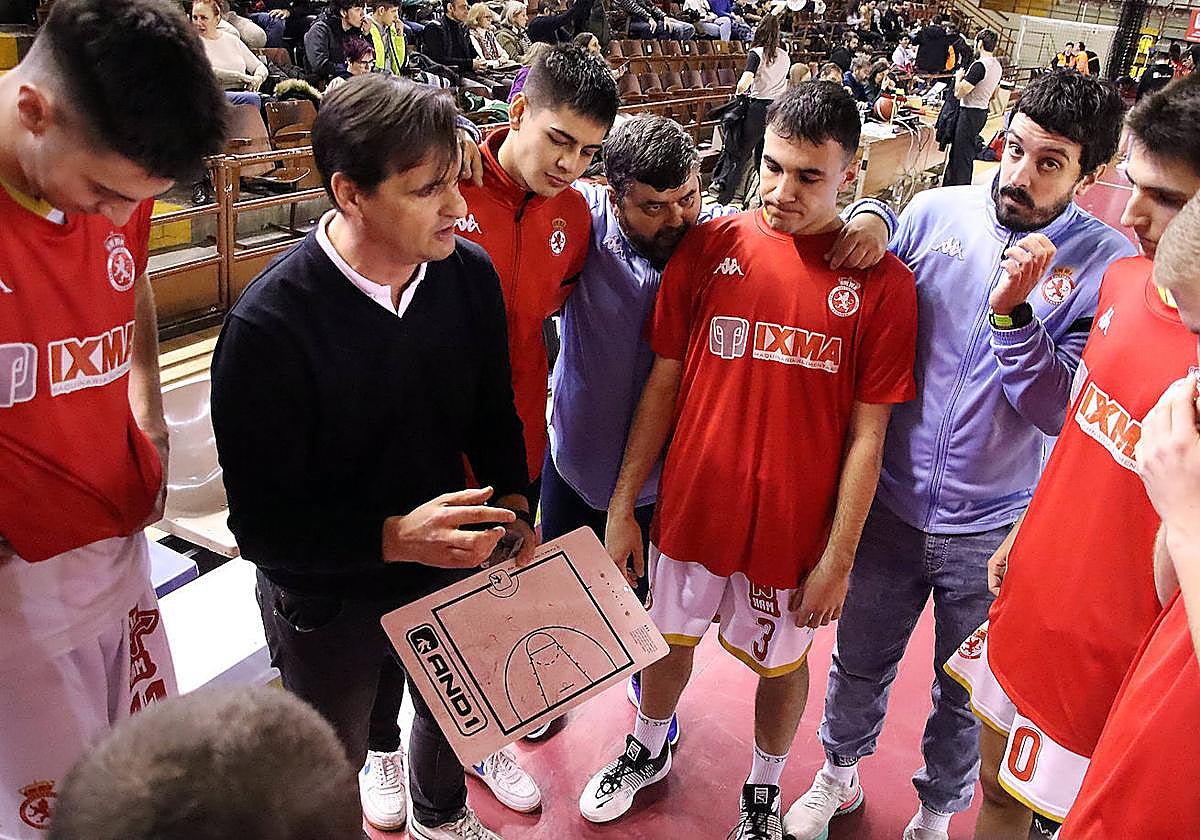 Los jugadores de la Cultural de Baloncesto durante un descanso.