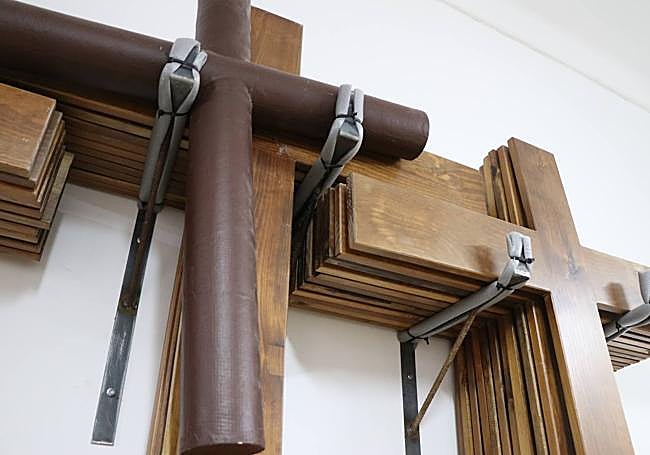 La sala de cruces alberga los elementos que cargan los crucíferos.