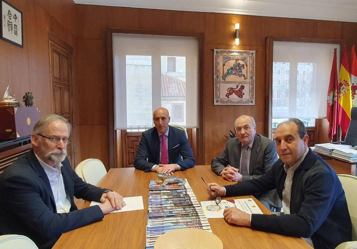 Reunión de trabajo mantenida a la que asistieron el presidente de ColproLeón, José Antonio Cuba Cal; el presidente del Colegio Oficial de Veterinarios de León, Luciano Diez, y Manuel Martínez Domínguez, presidente Provincial del Sindicato Veterinario de León.