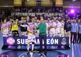 El Ademar recoge el trofeo de subcampeón de Copa Asobal.