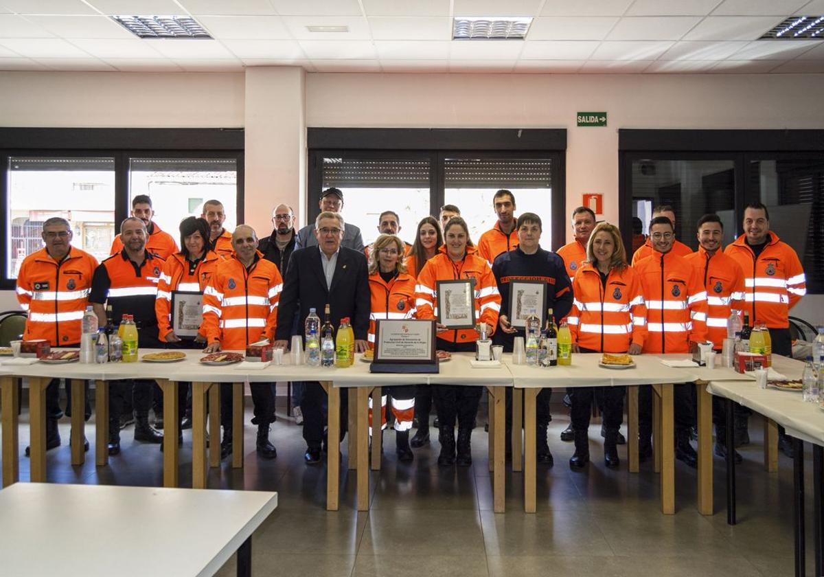 Agrupación de Protección Civil de Valverde de la Virgen junto al alcalde del municipio.