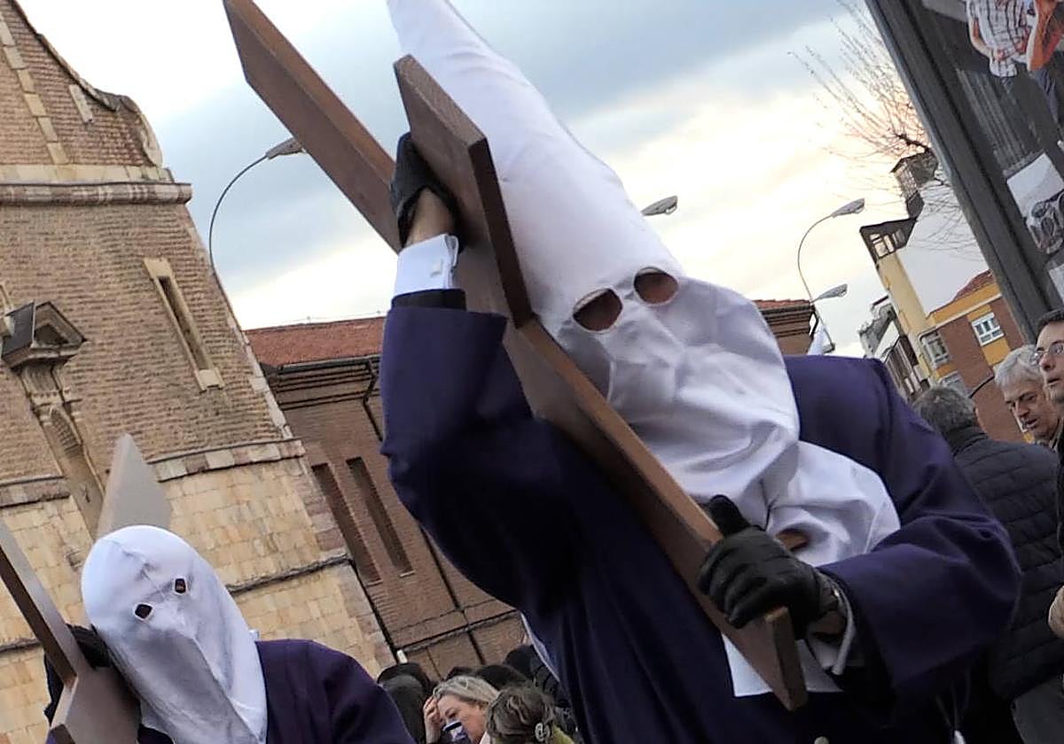 Los crucíferos salen con su carga desde el monasterio de San Francisco el Real.