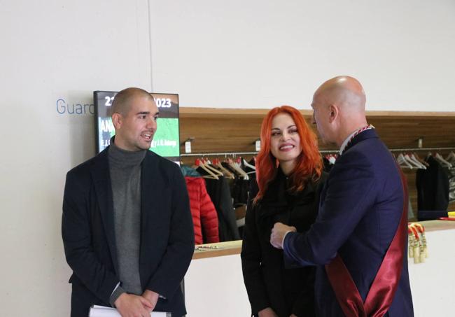 Pablo y Sara, junto a José Antonio Diez, momentos antes de comenzar el acto oficial.