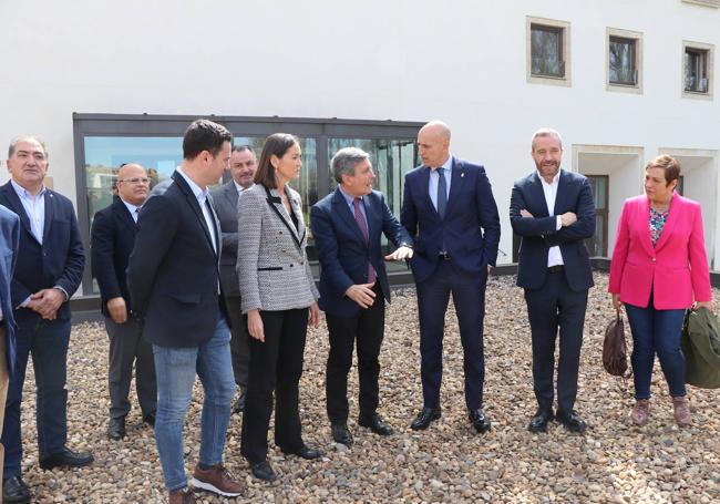 La ministra visita el Parador acompañado por diferentes cargos de la ciudad y los presidentes de Paradores y Turespaña.