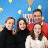 Águeda y Álvaro junto a sus hijas, Cristina y Águeda, posan para leonoticias en el Día Mundial del Síndrome de Down.