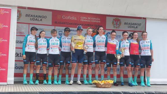 El Eneicat posa en el podio.