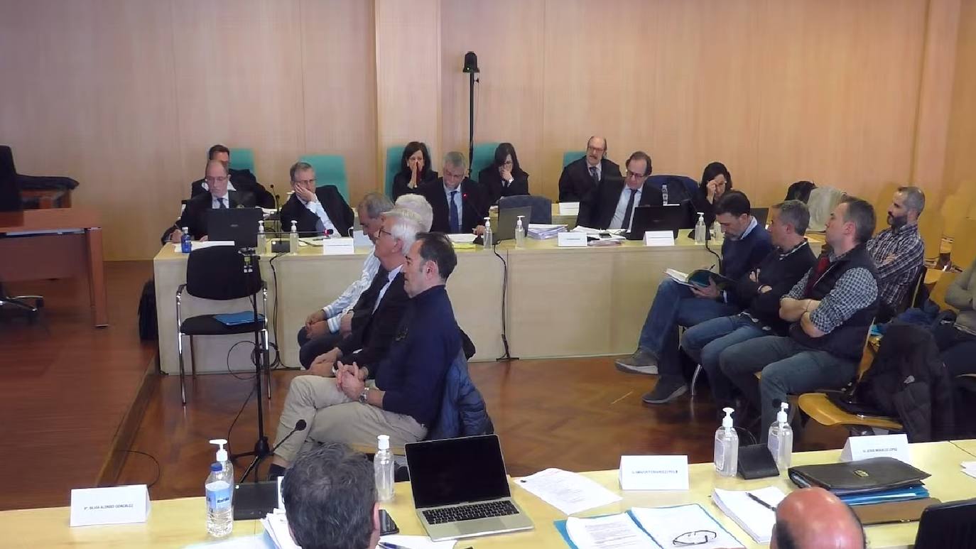 Los cuatro testigo peritos en la sala de los Juzgados de León, durante su declaración.