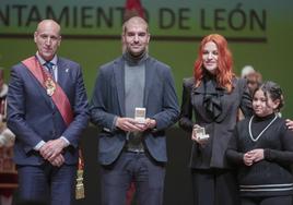 El alcalde de León, José Antonio Diez, preside el acto de entrega del título de Hijos Predilectos de la Ciudad de León a Pablo Álvarez y Sara García