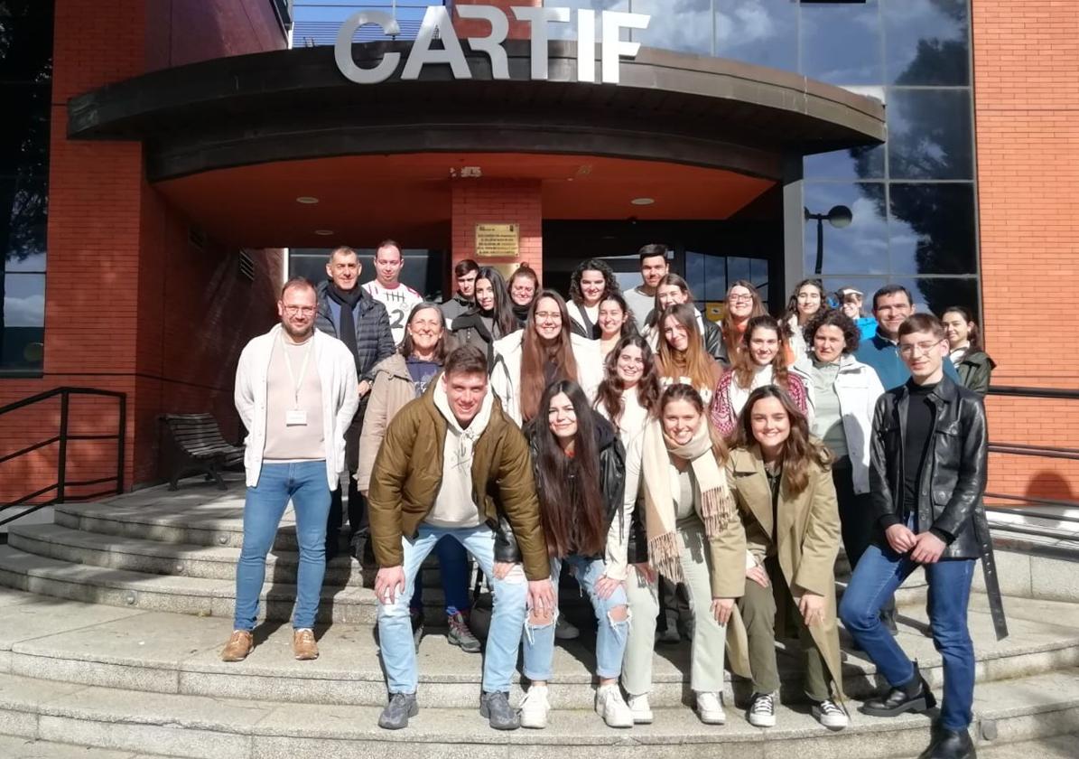 Los estudiantes visitaron las instalaciones del centro tecnológico de investigación Cartif.