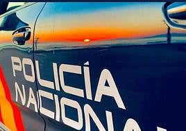 Una dotación policial sorprendió a dos individuos saliendo de una frutería con una caja registradora en la madrugada del pasado lunes.
