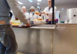 El comedor social de León atiende a un centenar de personas cada día.