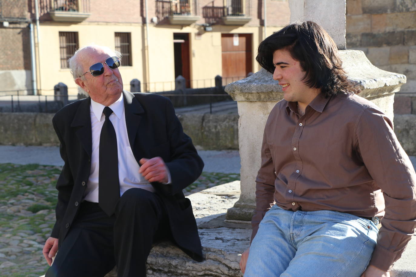 Dos generaciones de mozos del Mercado