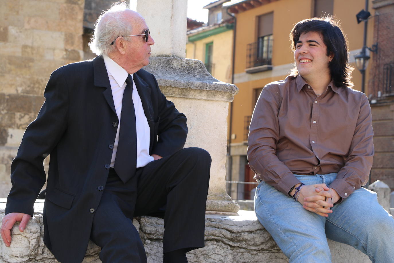 Dos generaciones de mozos del Mercado