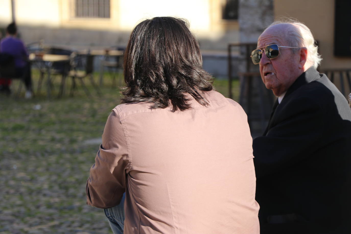 Dos generaciones de mozos del Mercado