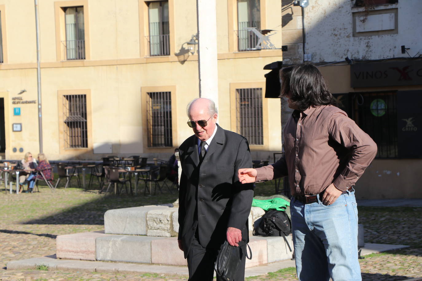 Dos generaciones de mozos del Mercado