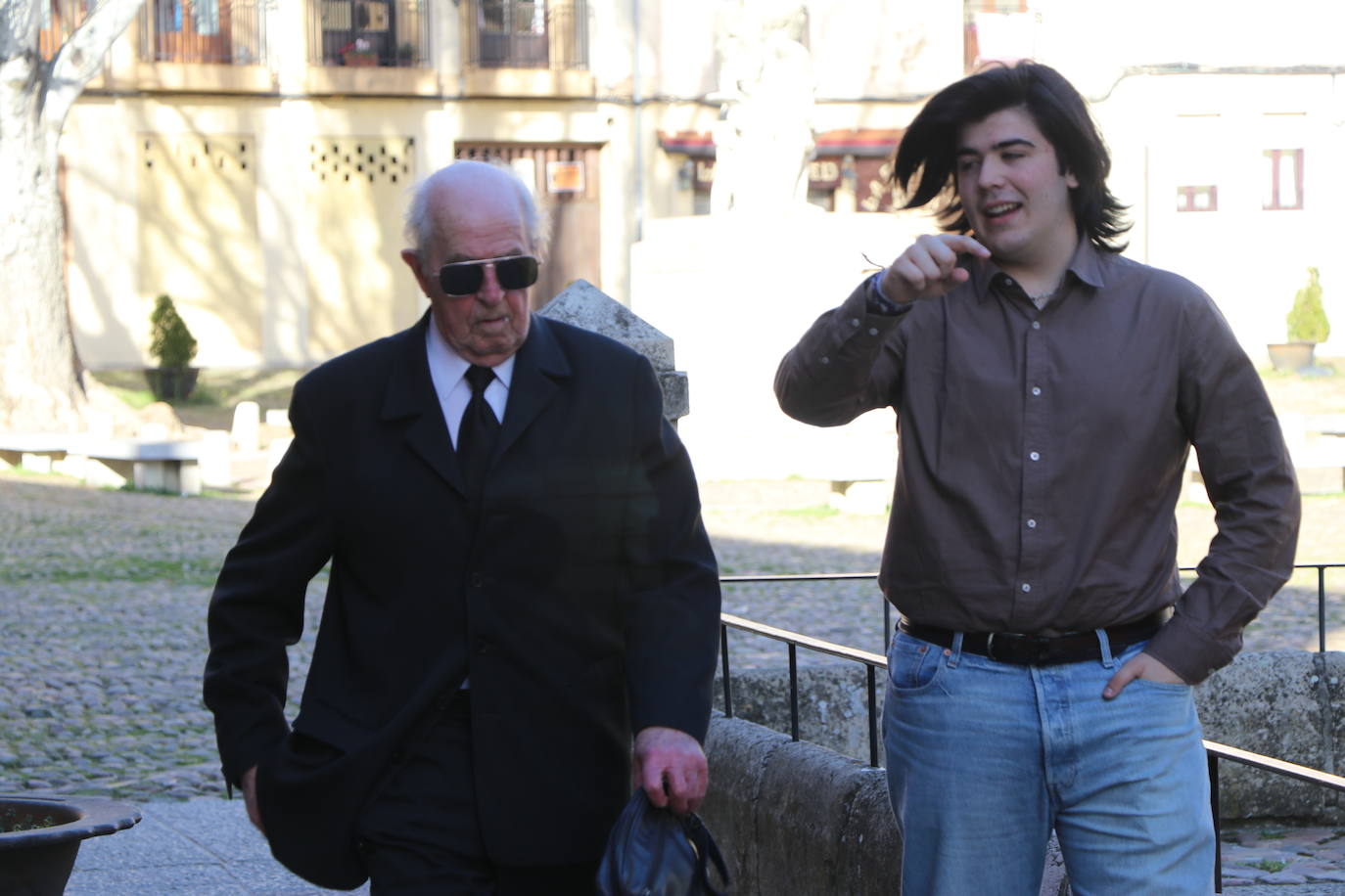 Dos generaciones de mozos del Mercado