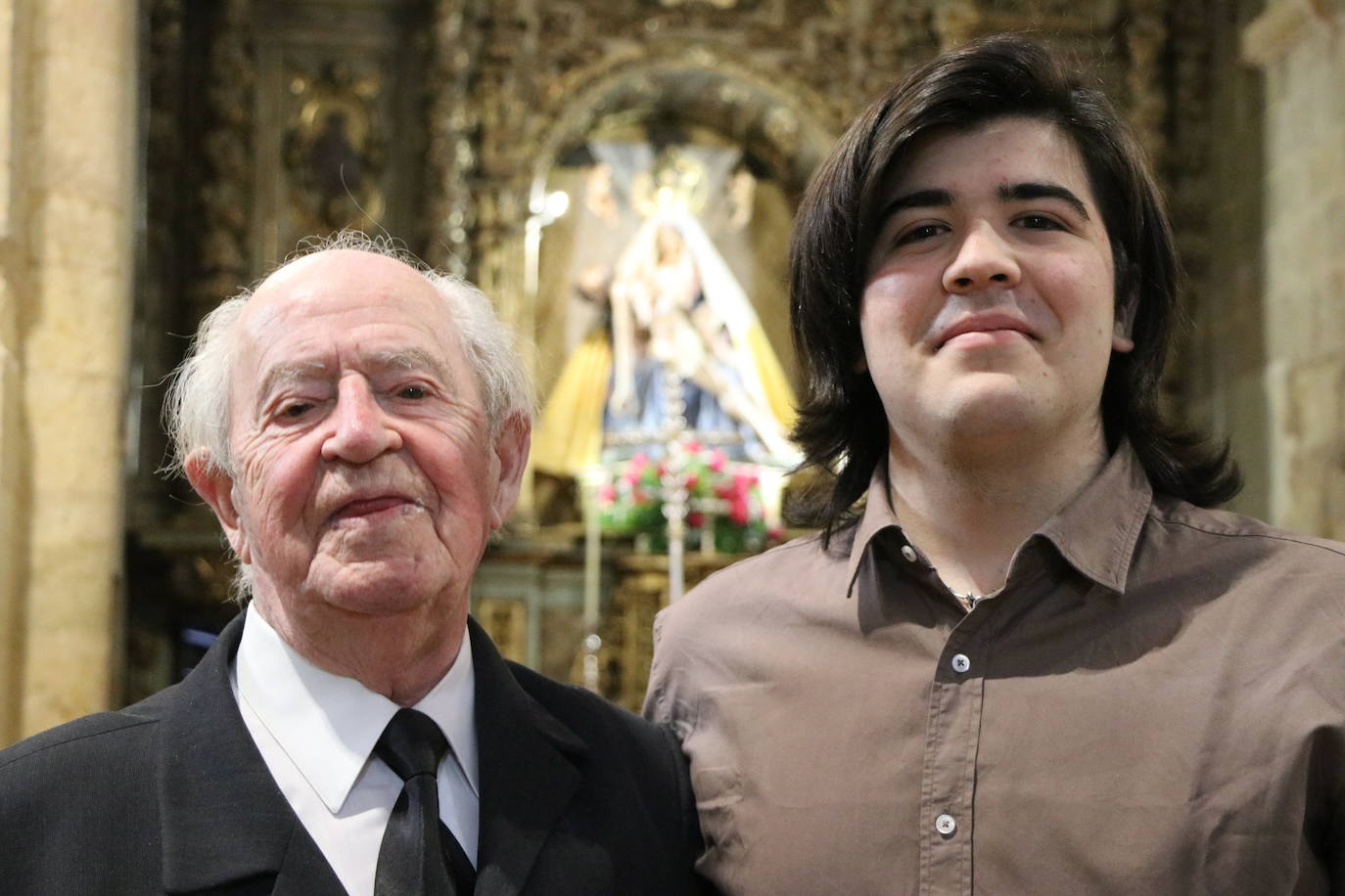 Dos generaciones de mozos del Mercado