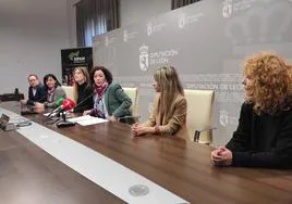 La diputada de Derechos Sociales, Carolina López (tercera por la derecha) junto a las organizaciones sociales y ONG colaboradoras de los programas para personas migrantes.