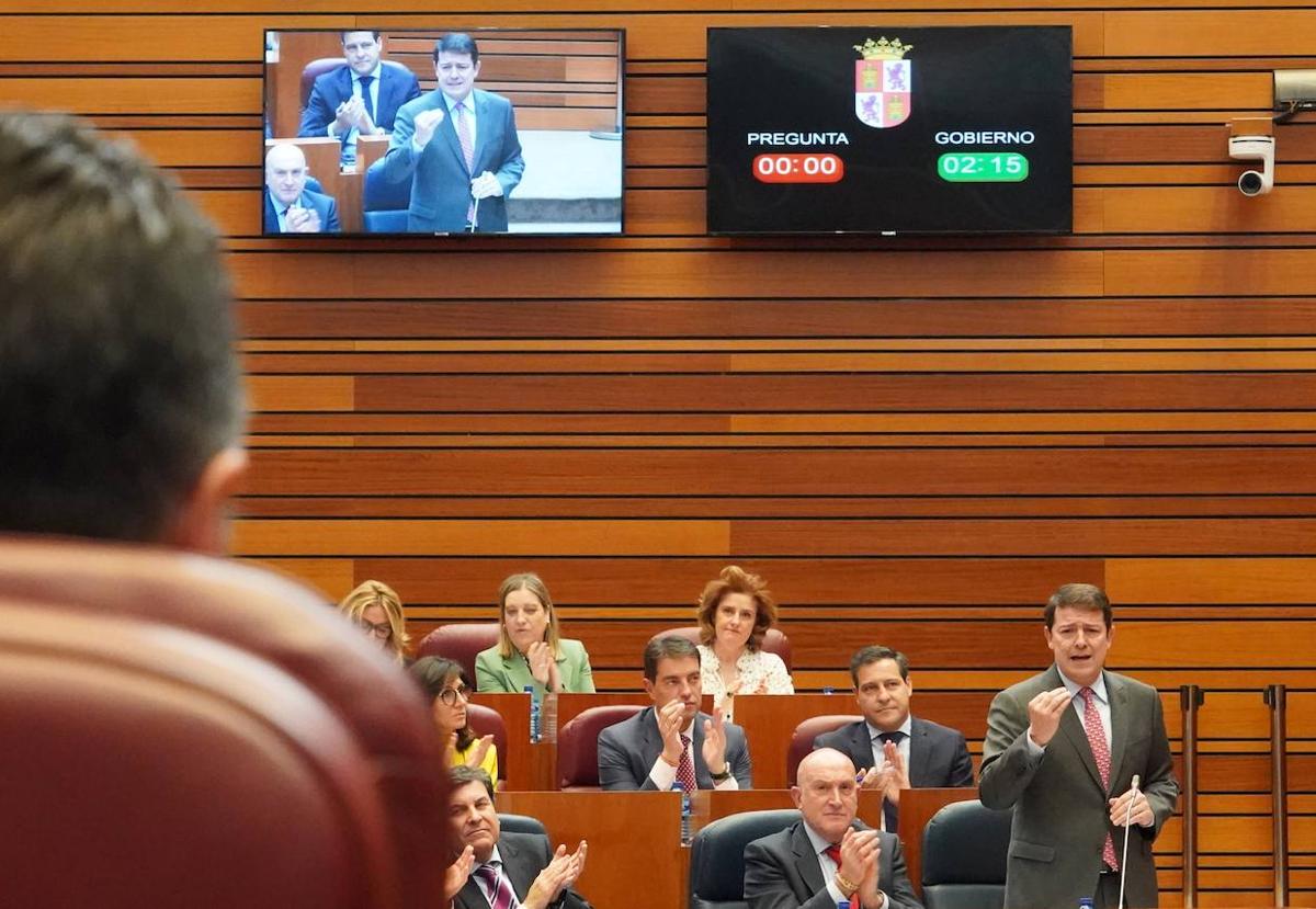 El presidente de la comunidad, Alfonso Fernández Mañueco, durante el pleno de las Cortes este martes.