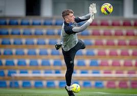 El portero leonés Eder Aller, durante el entrenamiento con el primer equipo del FC Barcelona.