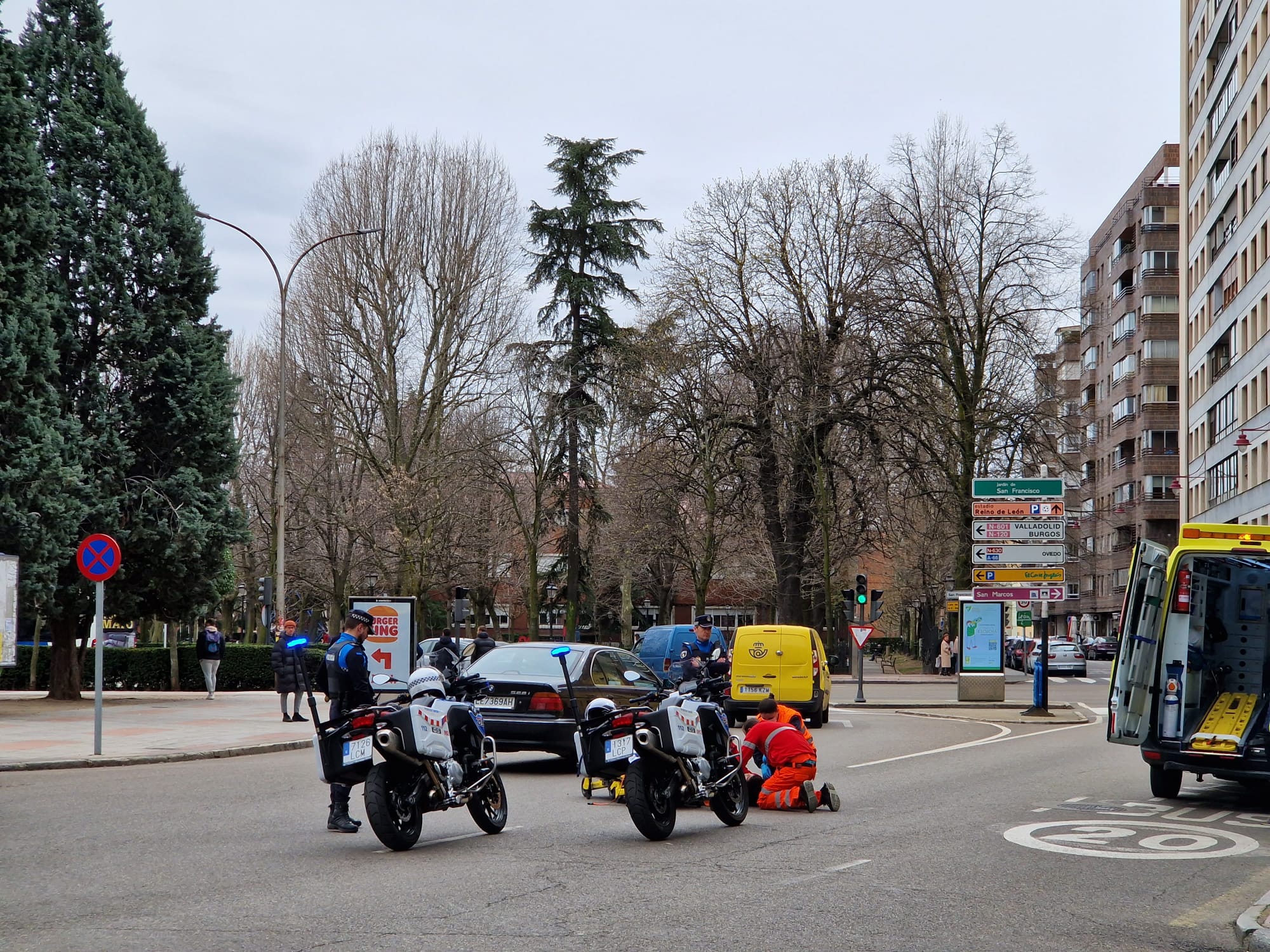 Pierde el control de su moto y cae