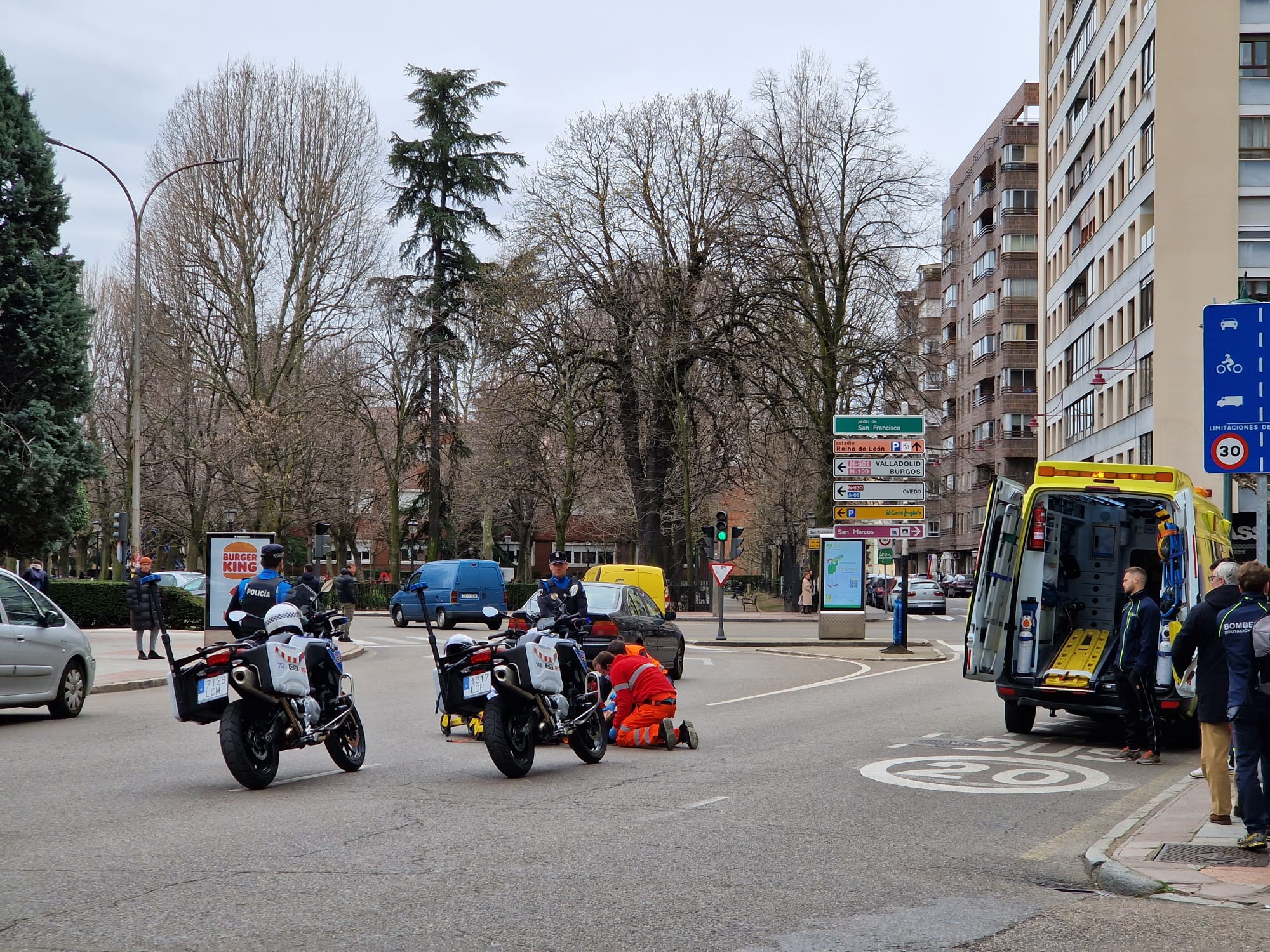 Pierde el control de su moto y cae