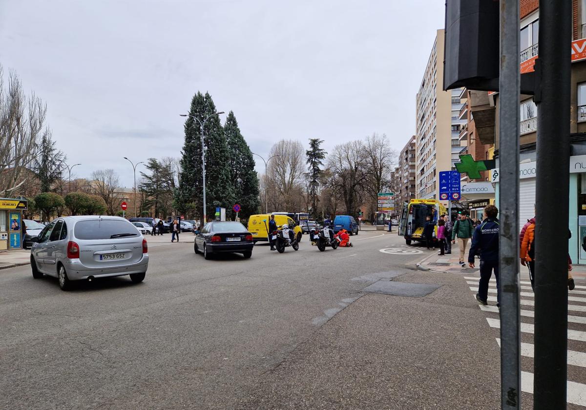 Pierde el control de su moto y cae