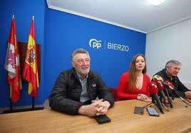 Ángel Calvo, junto a la presidenta popular, durante la comparecencia de este miércoles.