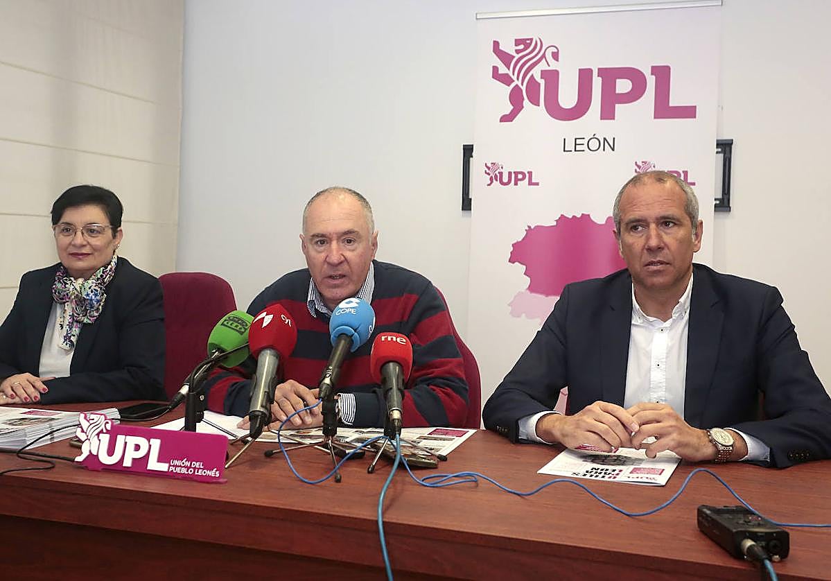 Los concejales de UPL, Eduardo López Sendino, Enrique Valdeón y Teresa Fernández han realizado un repaso a su trabajo en la oposición