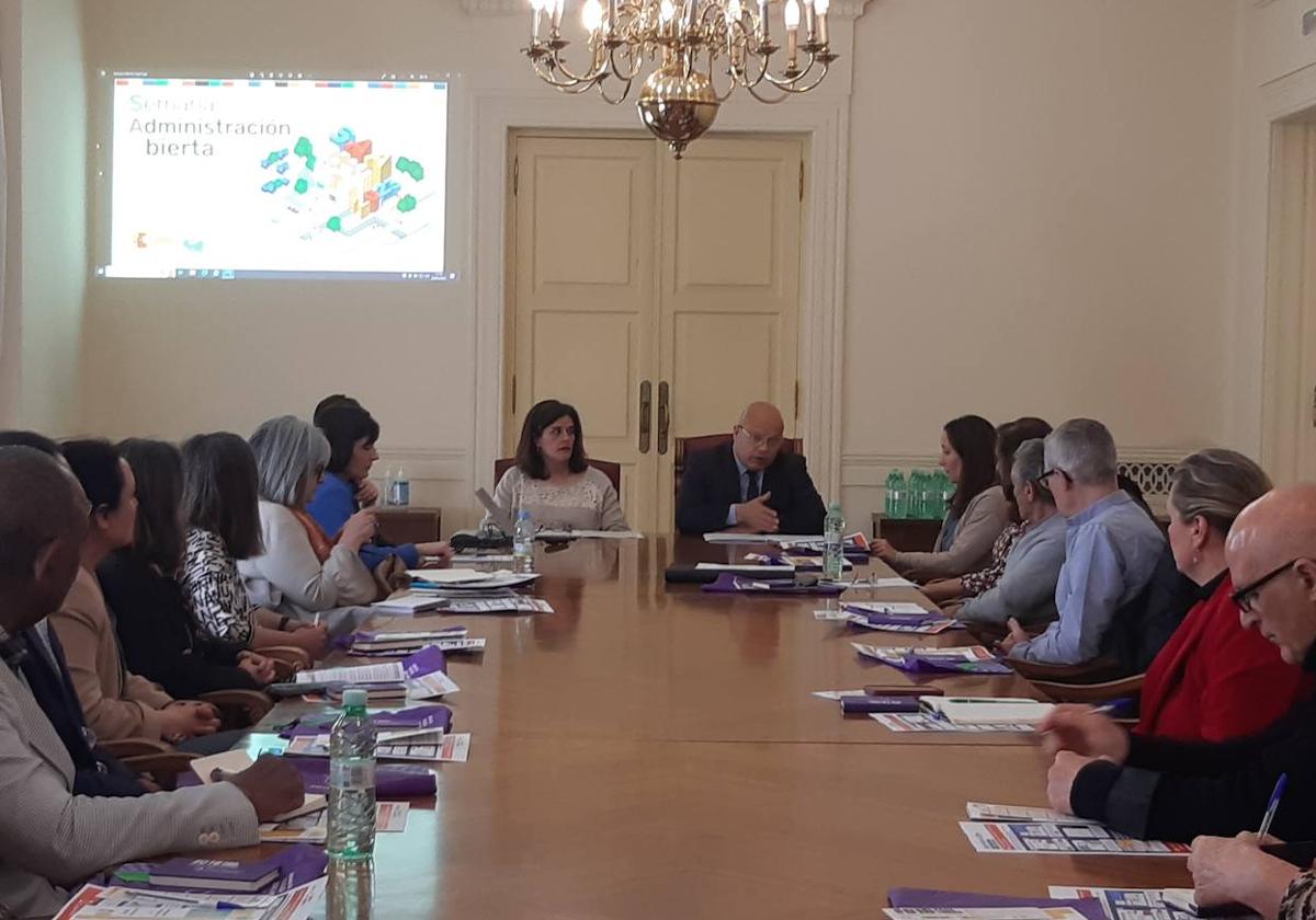 Faustino Sánchez recibe a leoneses durante la jornada de puertas abiertas en la Subdelegación del Gobierno.