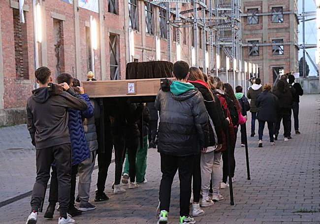 Ensayo de la banda con los jóvenes braceros de la cofradía.