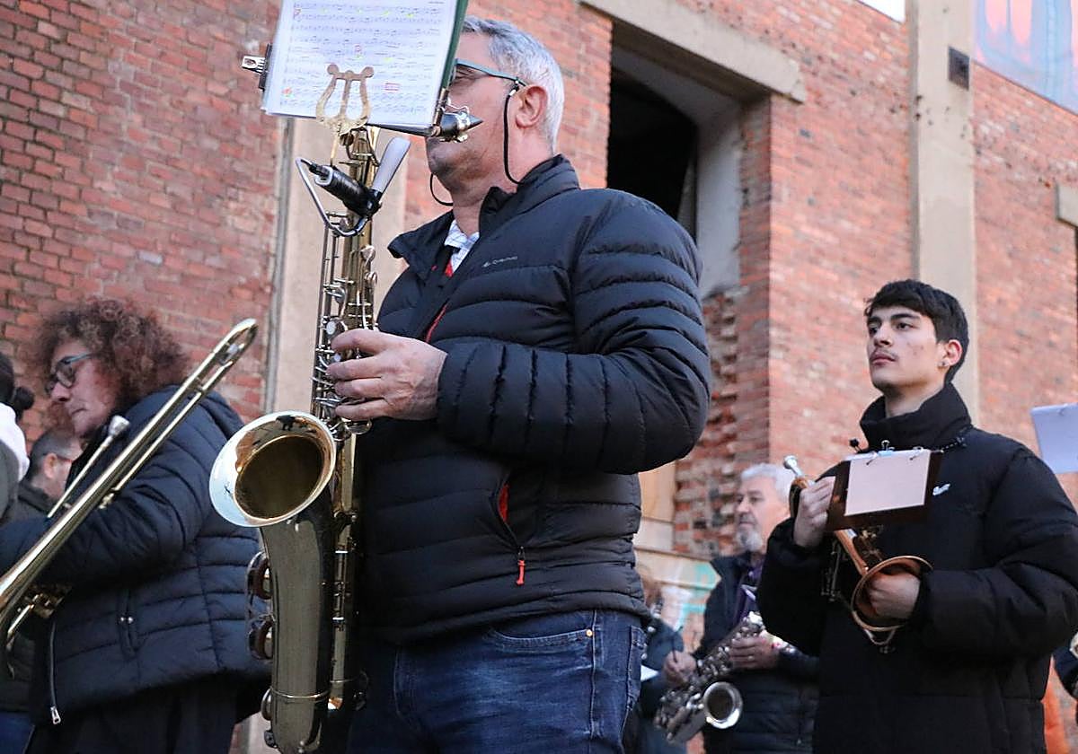 Ensayos de la Banda del Perdón en el pasillo entre el futuro Palacio de Congresos y el Palacín.
